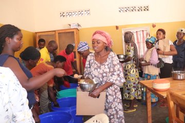 L'équipe Caritas Diocésaine Kabgayi a rendu visite aux patients de l'hôpital de Kabgayi et leur a donné de la nourriture et des vêtements.
